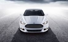 Вид спереди на Ford Fusion, Взгляд в анфас, асфальт, светлое небо